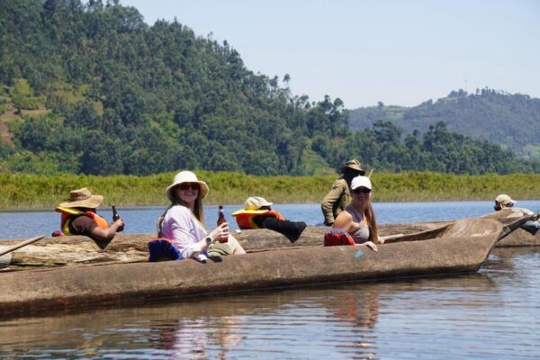 Jenny Uganda famil image canoe